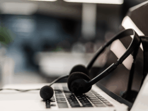 Equipamento para suporte humano a cliente em momento crítico, representando acolhimento e parceria confiável